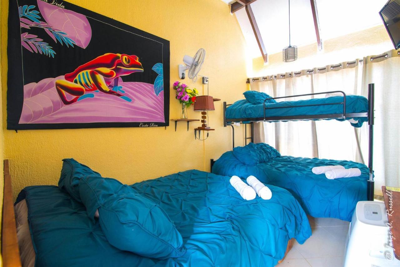 Centrally Located In Jaco, Walk To Beach, Beautiful Pool! Each Paradise Is 1bd 1bath Units Sleep 5 Or Book Both Units And Open Connecting Door For 10 Ppl- Paradise Found! Apartamento
