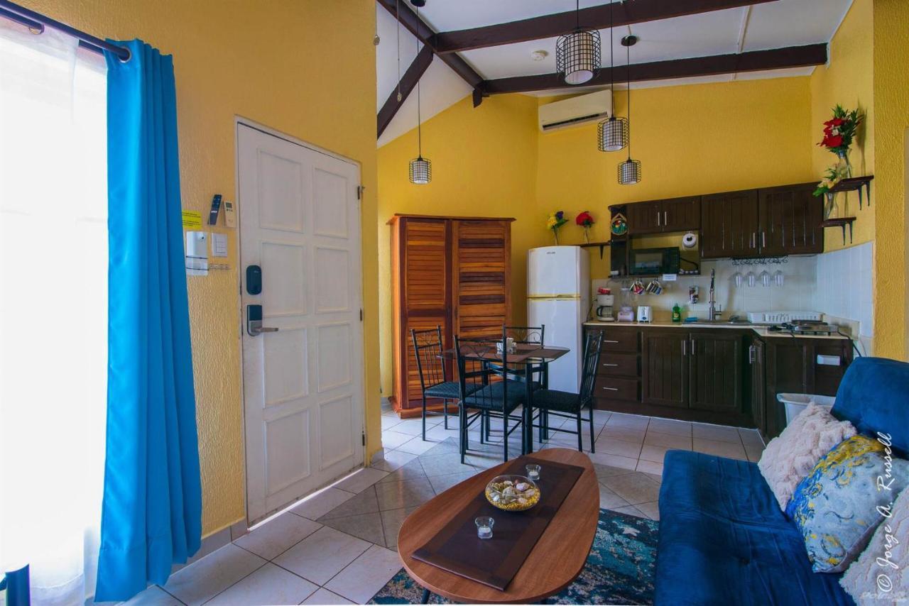 Centrally Located In Jaco, Walk To Beach, Beautiful Pool! Each Paradise Is 1bd 1bath Units Sleep 5 Or Book Both Units And Open Connecting Door For 10 Ppl- Paradise Found! Apartment *