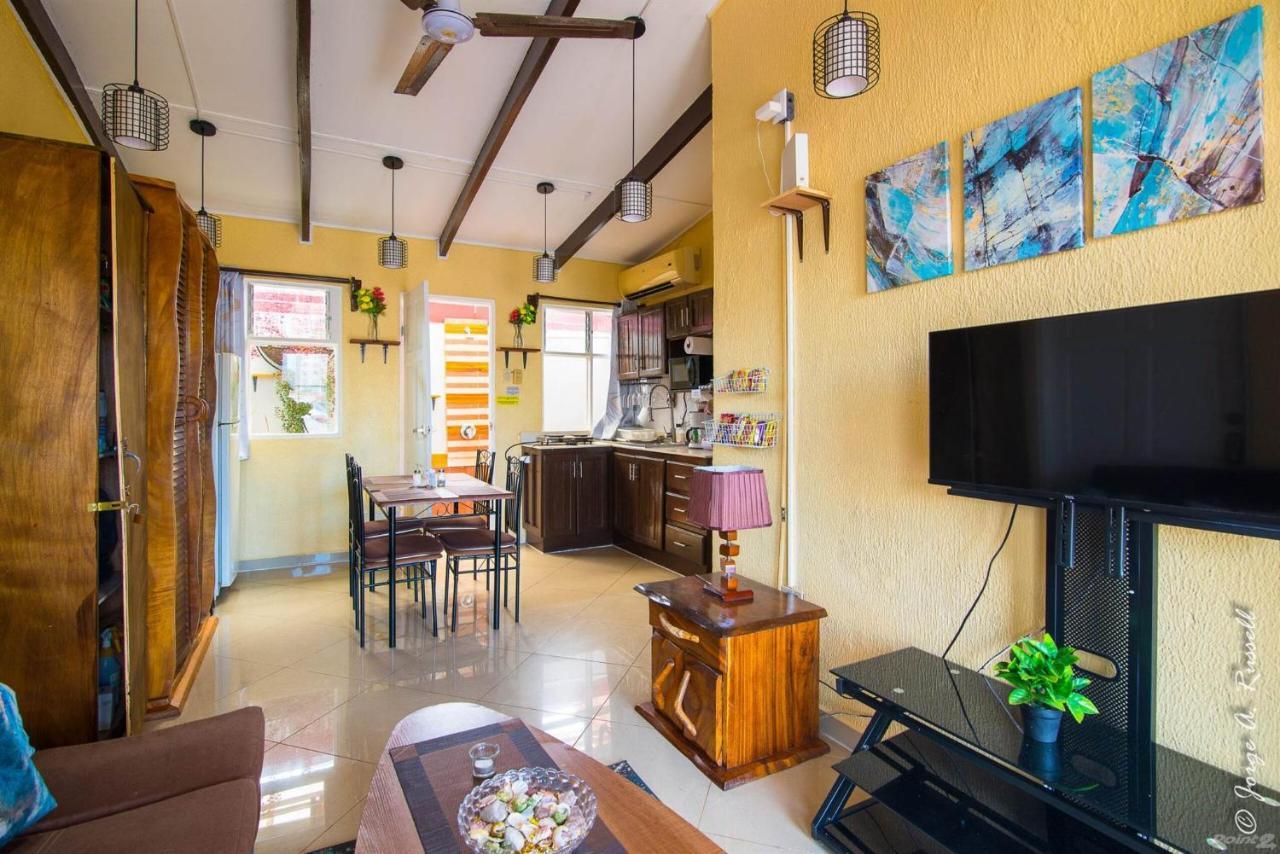 Centrally Located In Jaco, Walk To Beach, Beautiful Pool! Each Paradise Is 1bd 1bath Units Sleep 5 Or Book Both Units And Open Connecting Door For 10 Ppl- Paradise Found! Apartment