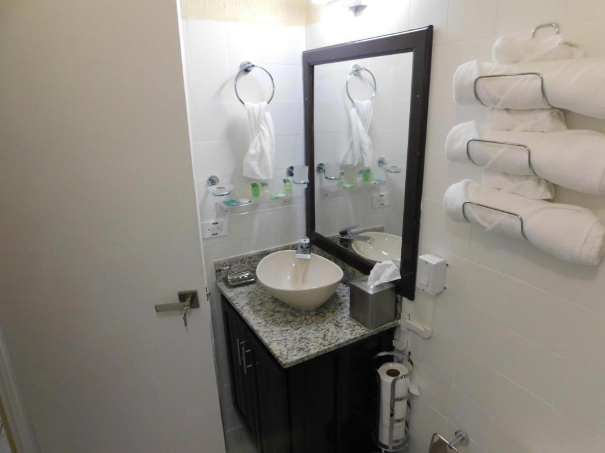 Centrally Located In Jaco, Walk To Beach, Beautiful Pool! Each Paradise Is 1bd 1bath Units Sleep 5 Or Book Both Units And Open Connecting Door For 10 Ppl- Paradise Found! Apartment