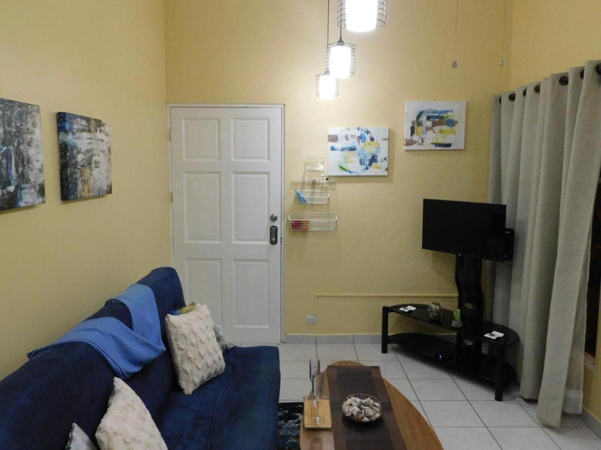Apartment Centrally Located In Jaco, Walk To Beach, Beautiful Pool! Each Paradise Is 1bd 1bath Units Sleep 5 Or Book Both Units And Open Connecting Door For 10 Ppl- Paradise Found! Jaco