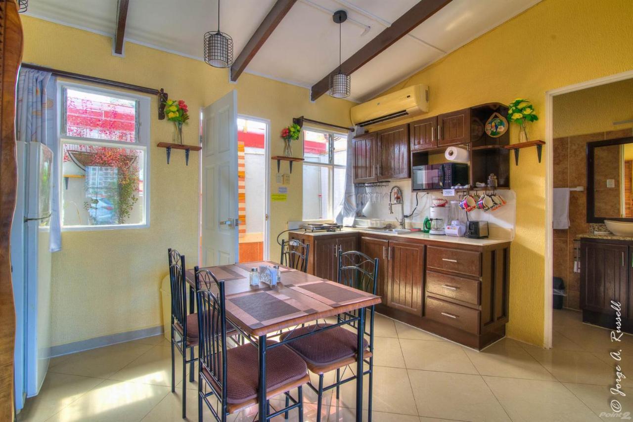 Centrally Located In Jaco, Walk To Beach, Beautiful Pool! Each Paradise Is 1bd 1bath Units Sleep 5 Or Book Both Units And Open Connecting Door For 10 Ppl- Paradise Found! Apartment *